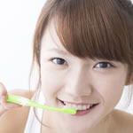 歯を磨く女性
